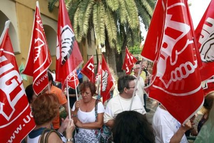 Los sindicatos mayoritarios han protagonizado esta mañana una concentración contra los últ...